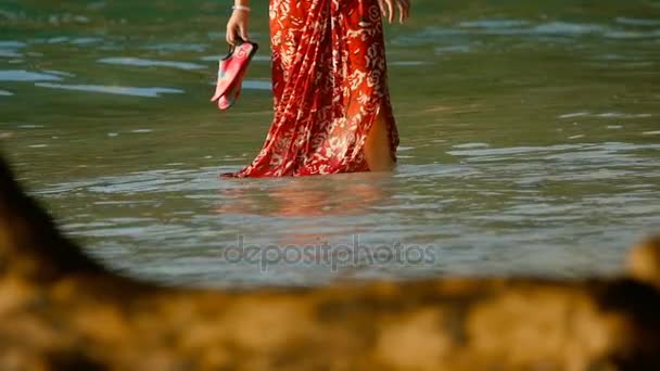 女人在海滩上散步 — 图库视频影像