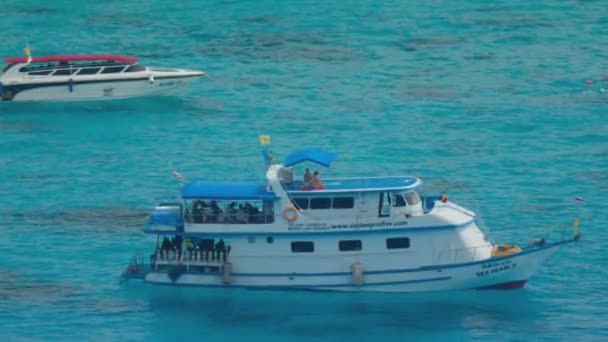 Duiken boot in de buurt van Similan — Stockvideo