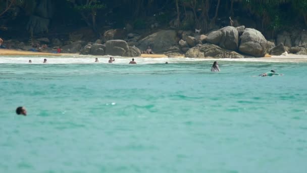 Onde sulla spiaggia di Nai Harn, Thailandia — Video Stock