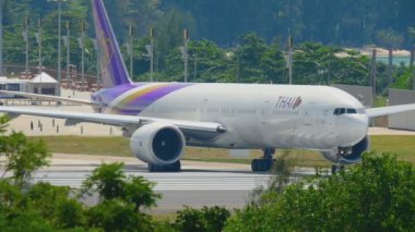 Uçak kalkmadan önce piste dönün.