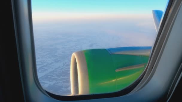 Schöner Blick durch Flugzeugfenster, Flugzeug fliegt über Wolken und Berge — Stockvideo