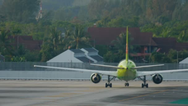 Taxning av flygplan efter landning — Stockvideo