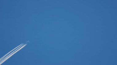 Yüksekten uçan uçak