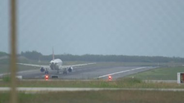 Phuket Havaalanı'ndan kalktıktan uçak