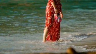 Kadınlar sahilde yürür.