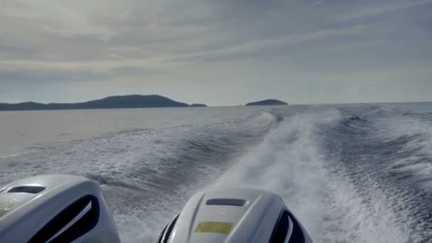 Widok z tyłu ruchu łodzi motorowej — Wideo stockowe