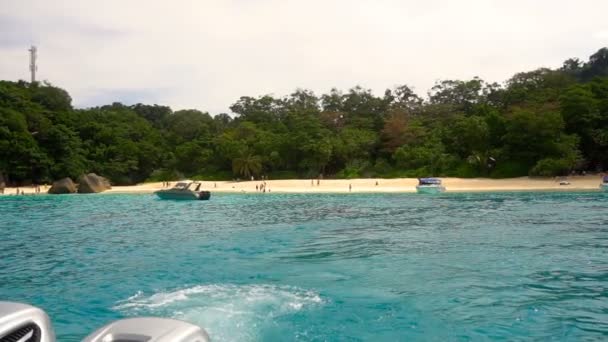 Motorbåt avgång från Similan-öarna — Stockvideo