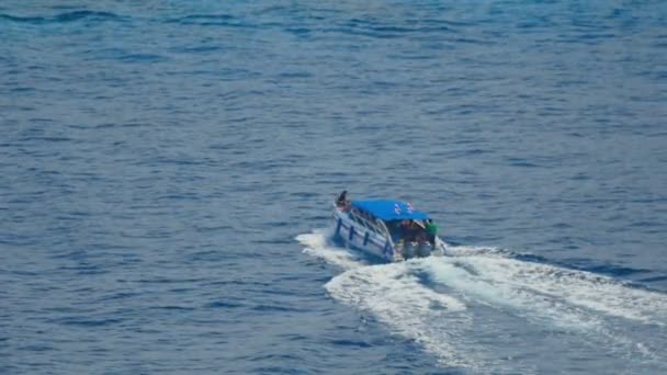 Tourists arrive on the Similan Islands — Stock Video