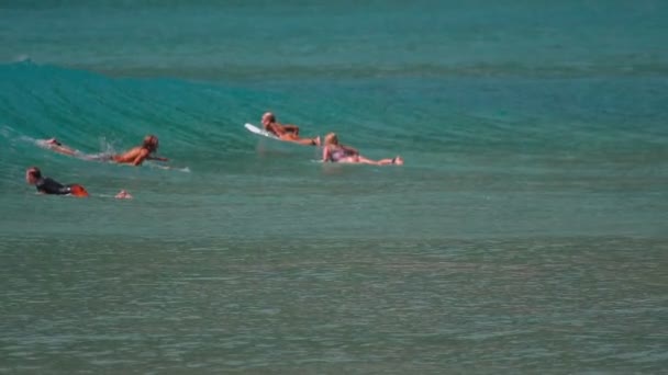 Ondas na praia de Nai Harn — Vídeo de Stock