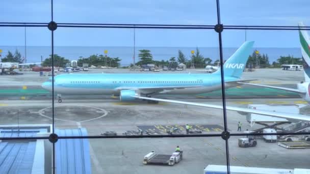 Letadlo pojíždí po přistání — Stock video