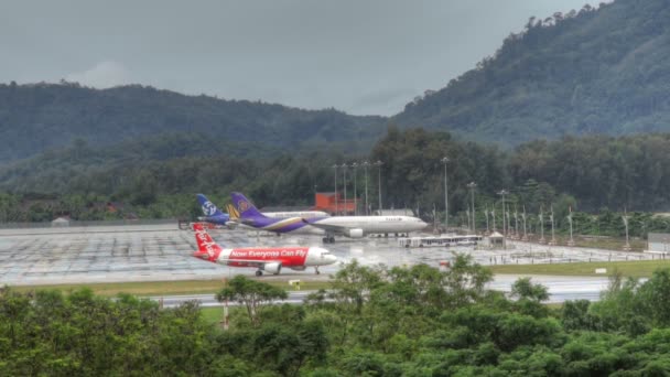 Phuket Flughafen Verkehr bei Regen — Stockvideo