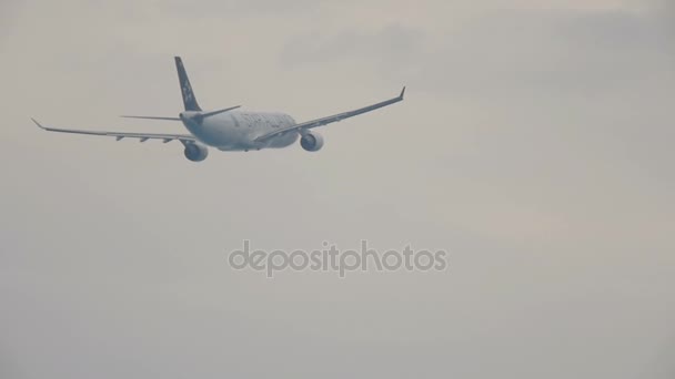 Samolot Airbus 330 take off i wspinać się — Wideo stockowe