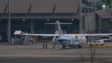 Uçak indikten sonra kalkıyor.