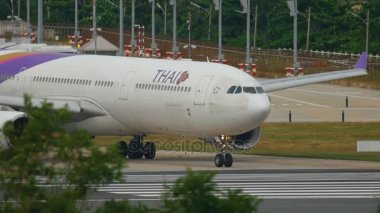 Uçak kalkmadan önce piste dönün.