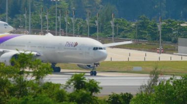 Uçak kalkmadan önce piste dönün.