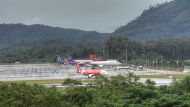 Traffico aeroportuale di Phuket sotto la pioggia — Video Stock