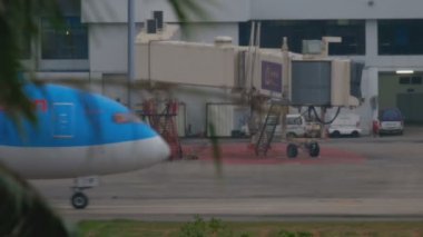 Uçak indikten sonra kalkıyor.