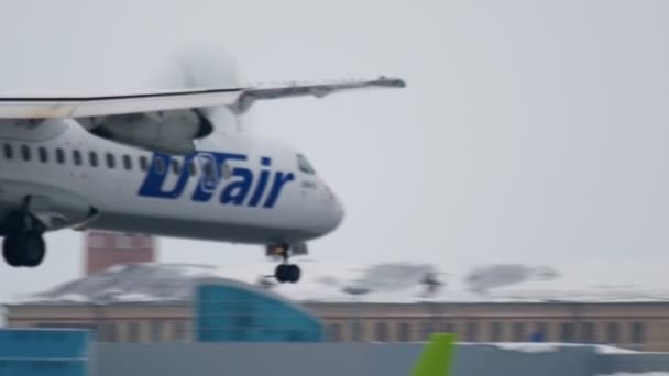 Turbopropulseur ATR-72 en approche — Video