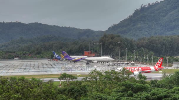 普吉岛机场交通在雨 — 图库视频影像