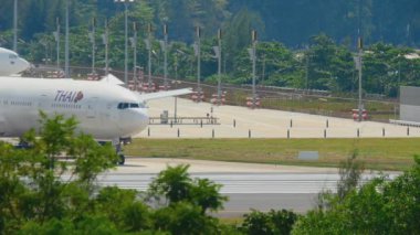 Uçak kalkmadan önce piste dönün.