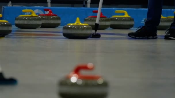 Curling stenar på is — Stockvideo