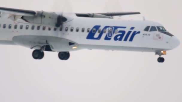 Turboprop ATR-72 approaching — Stock Video