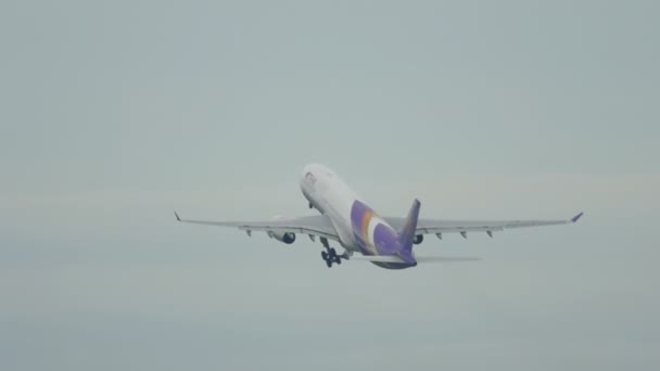 Vliegtuig vertrek uit Phuket — Stockvideo