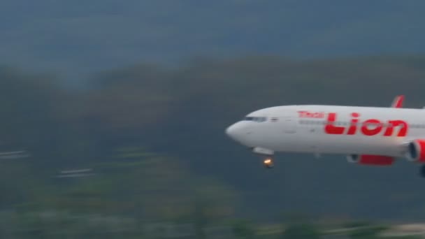 착륙 하는 비행기 보잉 737 — 비디오