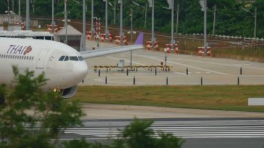 Uçak kalkmadan önce piste dönün.