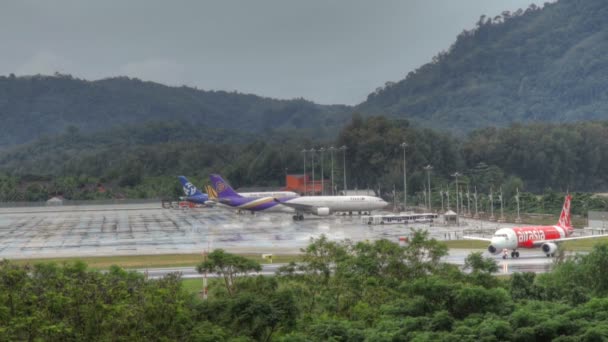 Phuket Letiště provoz na déšť — Stock video