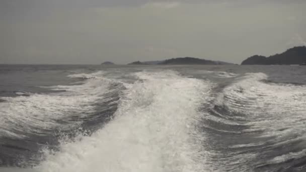 Вид сзади движущегося катера — стоковое видео