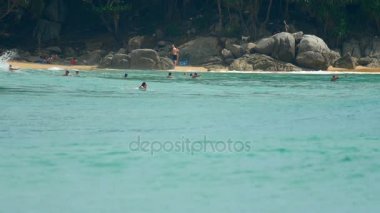 Dalgalar üzerinde plaj, Nai Harn, Tayland