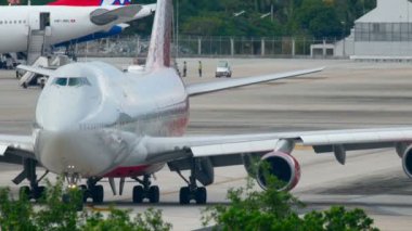 Uçak kalkıştan önce kalkıyor.