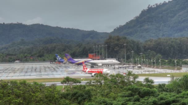 Tráfico del aeropuerto de Phuket bajo la lluvia — Vídeo de stock