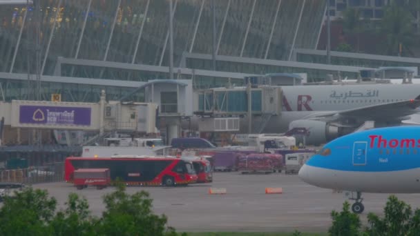 Avión en rodaje después del aterrizaje — Vídeos de Stock