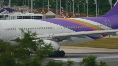 Uçak kalkmadan önce piste dönün.