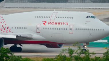 Uçak kalkıştan önce kalkıyor.