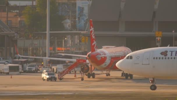 Avião taxiando para a pista — Vídeo de Stock