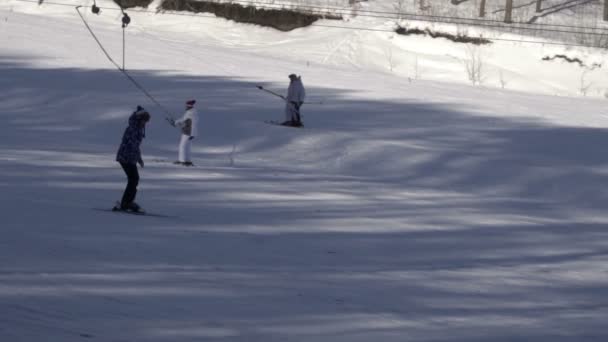 Les touristes se détendent à la station de ski de montagne — Video