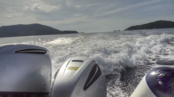 View from the rear of moving speedboat — Stock Video