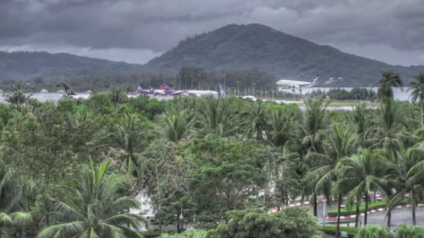 Samolot zbliża się Phuket Lotnisko w deszczu — Wideo stockowe