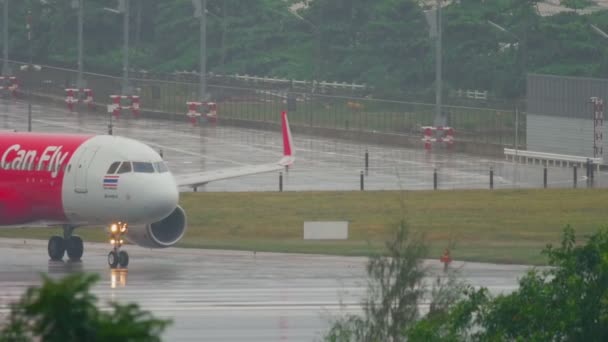 雨のプーケット空港をタキシング飛行機 — ストック動画