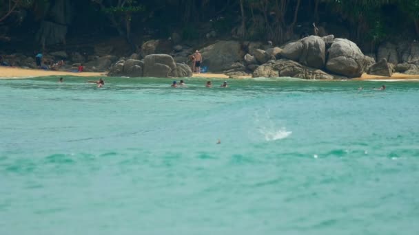 Wellen am Strand von Nai Harn, Thailand — Stockvideo