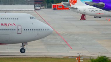 Uçak kalkıştan önce kalkıyor.