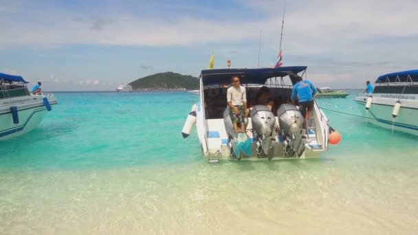 Turistas em Similans — Vídeo de Stock