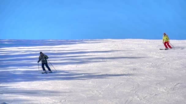 Toeristen ontspannen in het skigebied van bergen — Stockvideo