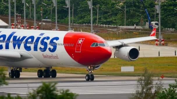 Letadlo před odletem zatáčí dráhou — Stock video