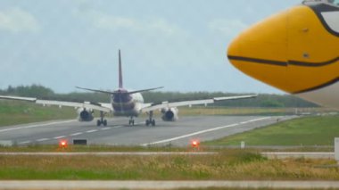 Airbus 320 Phuket havaalanına iniyor.