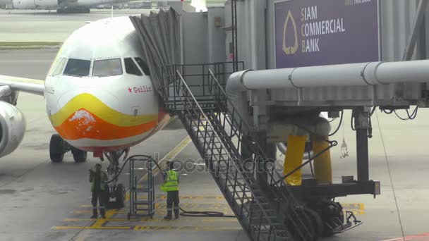 Avião taxiing termina no jetbridge — Vídeo de Stock