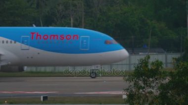 Uçak indikten sonra kalkıyor.